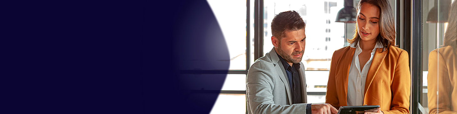 Deux professionnels analysant des données sur tablette – aperçu sectoriel et business intelligence