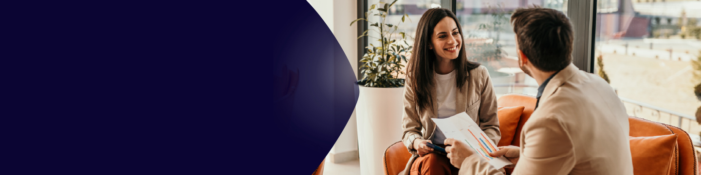 Collègues analysant les tendances du marché du travail sur tablette dans un espace de travail moderne – collaboration et innovation